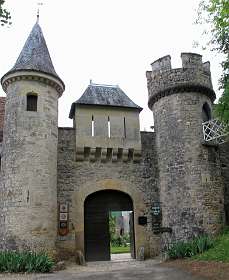 De poort van Chateau de Cénevières