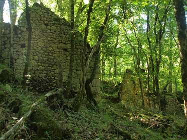 Ruines langs de Tour de la Rougerie wandeling