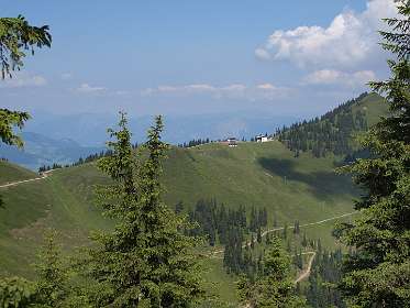 Terugblik op het bergstation van de Alpenrosenbahn vanaf het pad naar de top van de Gampenkogel