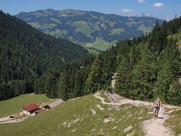 Steile afdaling naar de Brixenbach alm