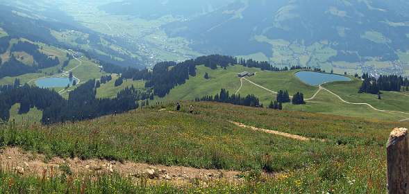 Links de Filzalm see in het midden Brixen en rechts de Salvensee met daarachter Westendorf