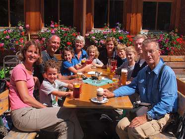 Jacky;Karen;Lotte;Hetty;Noraly;Frank;André;Sandrine<br>De hele familie op het terras van de  Lindauer Hütte