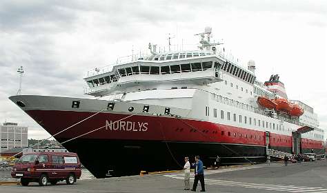 We wachten tot onze auto aan boord van de MS Nordlys gereden kan worden
