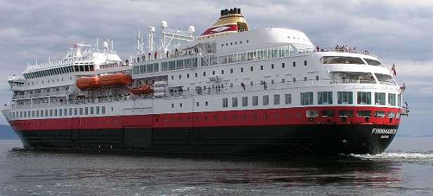 Het zusterschip, de MS Finnmark verlaat de haven van Trondheim richting Bergen
