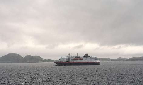 Hurtigrute zusterschip op weg naar het zuiden