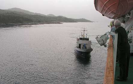 Een kleine boot haalt passagiers op voor een excursie naar de Svartissen gletcher