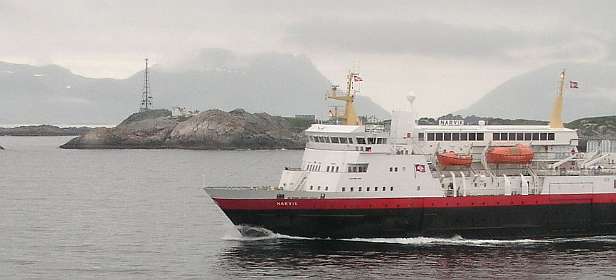 Weer een zusterschip op weg naar het zuiden voor de haven van Henningsvær