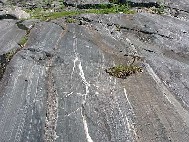 De afgesleten rotsen bij de voet van de gletsjer