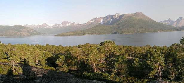 Uitzicht vanaf het natuurpad achter Forøya naar het oosten, richting Svartisen gletcher