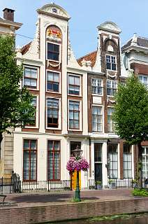 Rapenburg, de meest statige huizen van Leiden. Hier woonden studenten als Beatrix, Willem-Alexander.