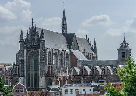 De Hooglandse Kerk vanaf de Leidsche Burcht