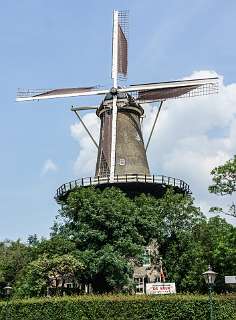 Molen De Valk een van de 19 windmolens die ooit op de wallen van Leiden stonden