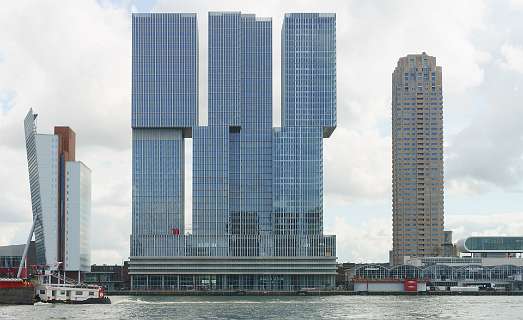 In het midden De Rotterdam, het grootste gebouw van Nederland