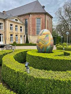 Chateau St. Gerlach. Fabergé-ei in tuin