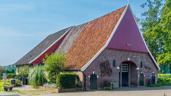 Een van de vele Kossink boerderijen, dit is de NTKC kampeerterrein Masterveld