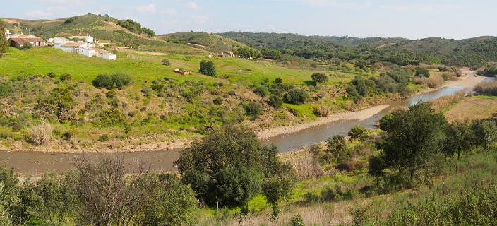 De Almagem rivier met links Curral Boeiros
