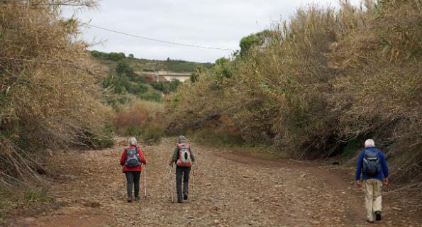 We lopen in de drooggevallen Almagem rivier