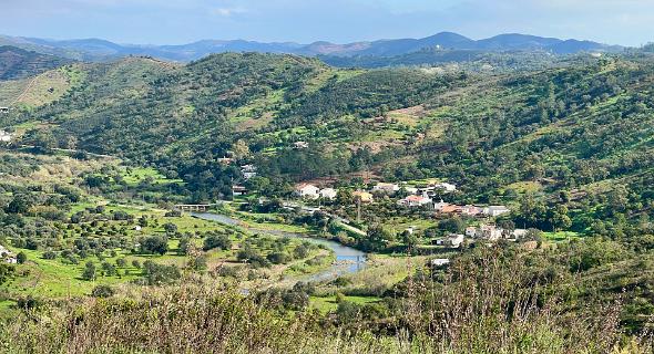 Links Ribeira de Alportel en rechts Várzeas de Vinagre