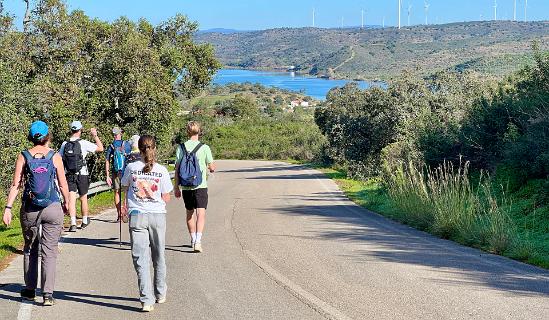 We maken een afkorting via de stille weg van Azinhal naar Almada de Ouro