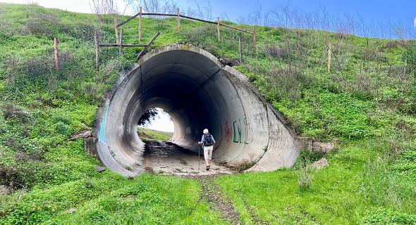 We gaan de autoweg onderdoor naar het zuiden