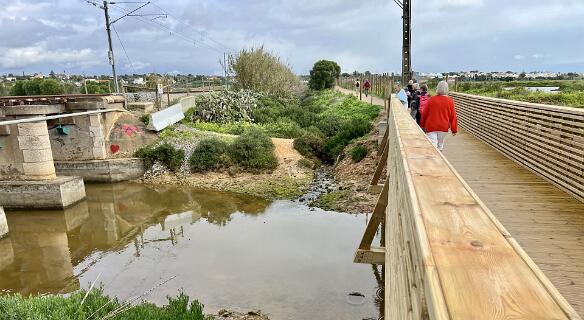 De wandel en fietsbrug over ddde Ribeira de Marim