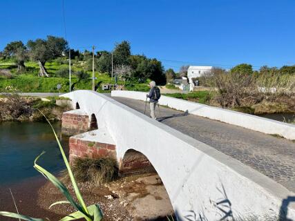 De brug over de Almagem rivier