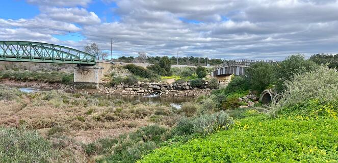 Rechts de fietsbrug over de Almagem rivier.