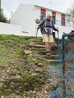 Het pad aan het begin is wat moeizaam, hier moet je van de weg af.  Naar de wandeling