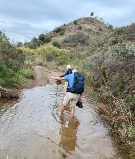Schoenen uit!  Naar de wandeling