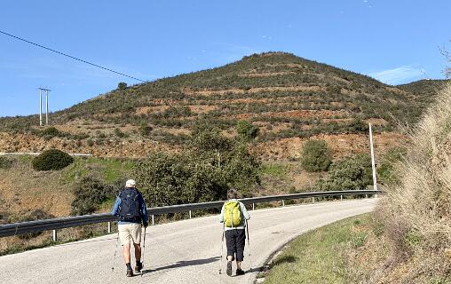 We klimmen omhoog via een rustige weg.