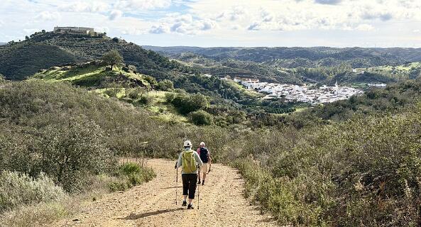 Rechts Sanlúcar de Guadiana met links het kasteel van Sanlúcar de Guadiana, het Castillo de San Marcos