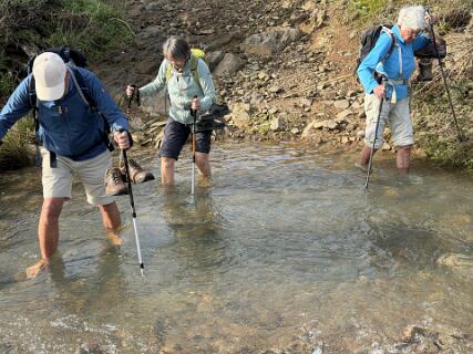Het had flink geregend, dus moesten de schoenen uit.