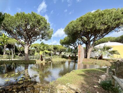 Dit is de blauwe  9km wandeling langs het water in Praia Verde