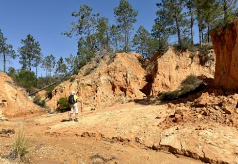 Hierna volgt een smalle kloof waar je doorheen moet lopen,