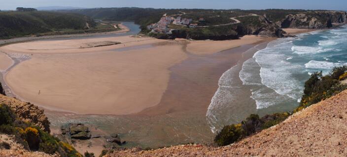 Praia de Odeceixe en de monding van de Seixe