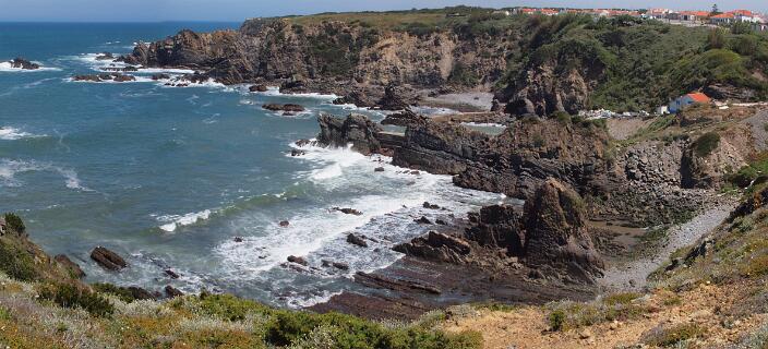 Rechts Azenhar do Mar