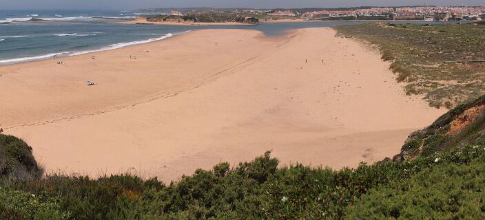 Praia das Furnas en de monding van de Rio Mira