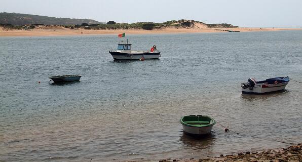 We stapten aan de overkant op de steiger in het pontje