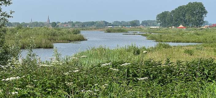 We wilden rond deze plas lopen, maar de weg was afgesloten, dus keerden weom. Links de kerk in Megen.