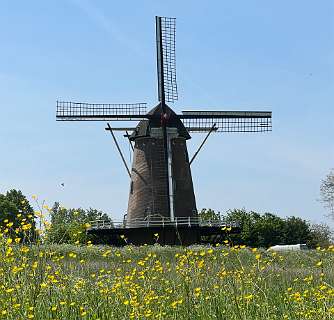 We komen weerr laangs de molen in Dieden.