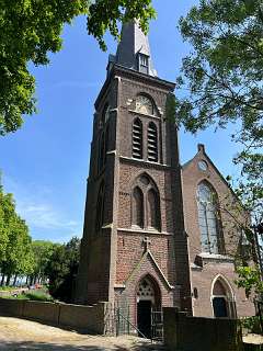 De kerk in Demen, daarachter de uitspanning "Tante Es"