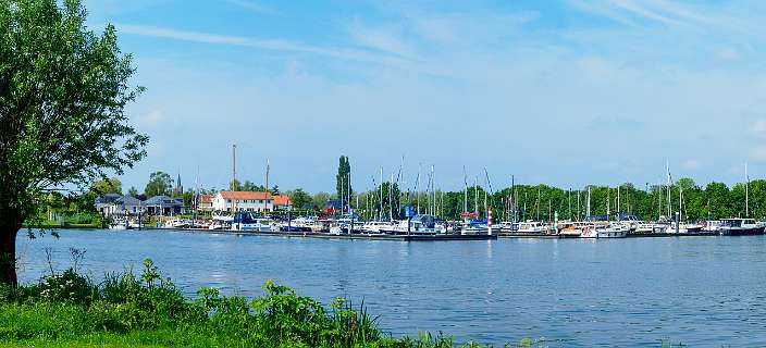 De haven van Maasbommel