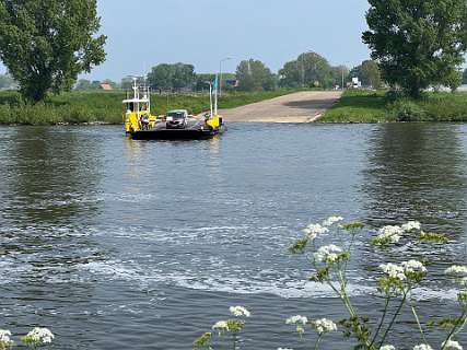 Met het veer bij Lith gingen we de Maas over