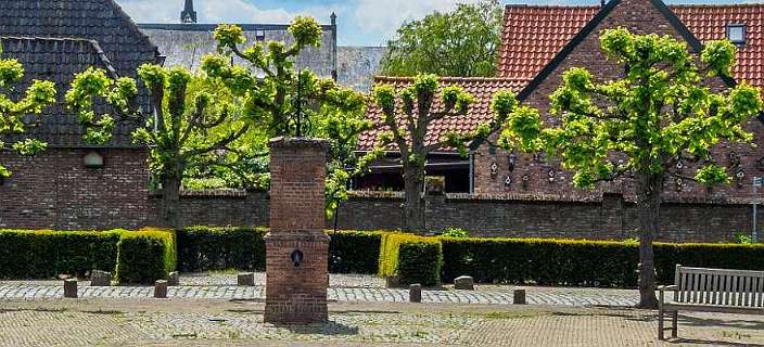 Megen aan de Maas kreeg in 1357 stadsrechten. Klik op de foto om de stadswandeling te bekijken,