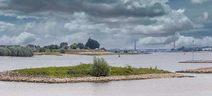 De Martinus Nijhof brug over de Waal bij Zaltbommel