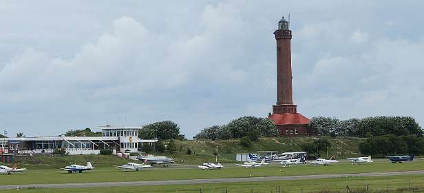 De vuurtoren en hett vliegveld van Norderney