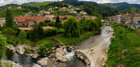 De La Dorne rivier komt in de L'Eyrieux