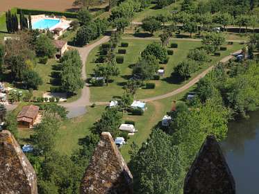 Onze camping Le Capeyrou gezien vanaf het kasteel