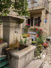 Montbruns-les-Bains<br>Fontaine du portail Sainte-Marie