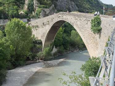 De Romaanse brug in Nyons
